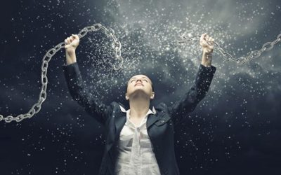 Lê Bống mặc áo dài cưỡi ngựa lạc quẻ, váy xẻ nơi linh thiêng