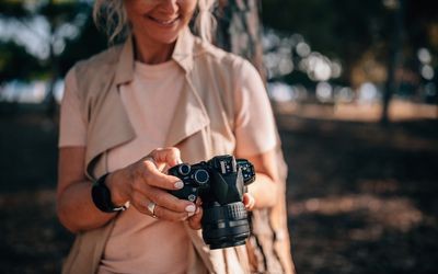 Hoa khôi Sài thành phản ứng gay gắt về áo dài mỏng manh như cánh chuồn